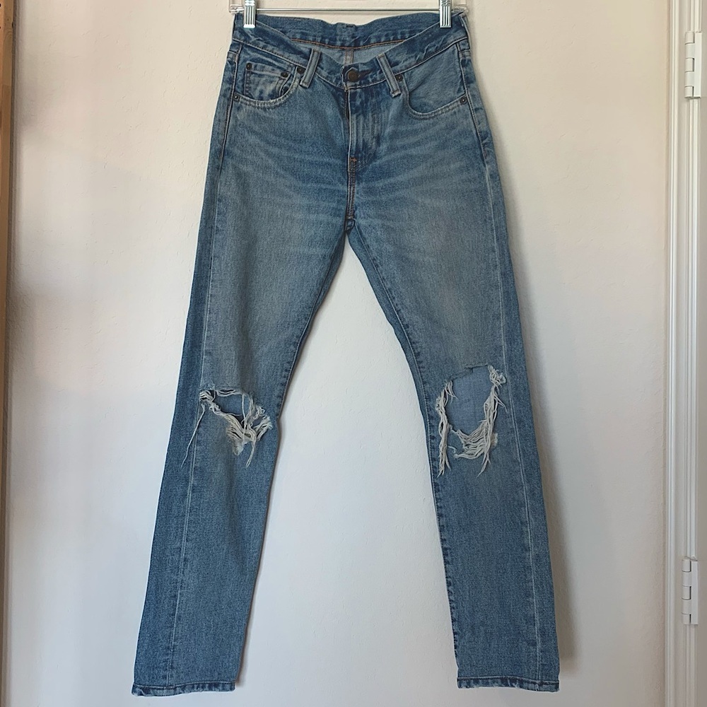 90s style Levi’s 505. Pair w/ a baby tee, flannel, Converse, and chocker.